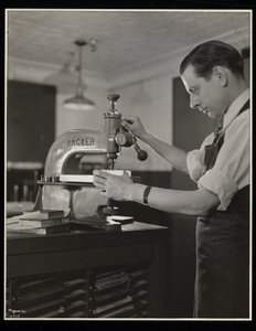 Travail sur les caractères chez Unz und Co., 24 Beaver Street, New York, 1932